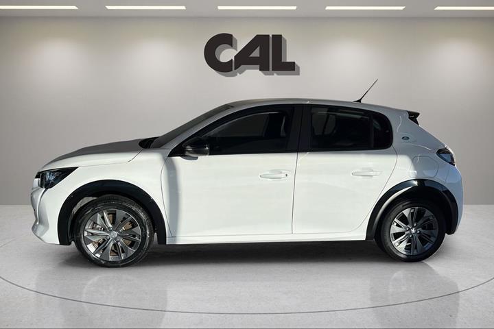 Hvid Peugeot e-208 fra 2022