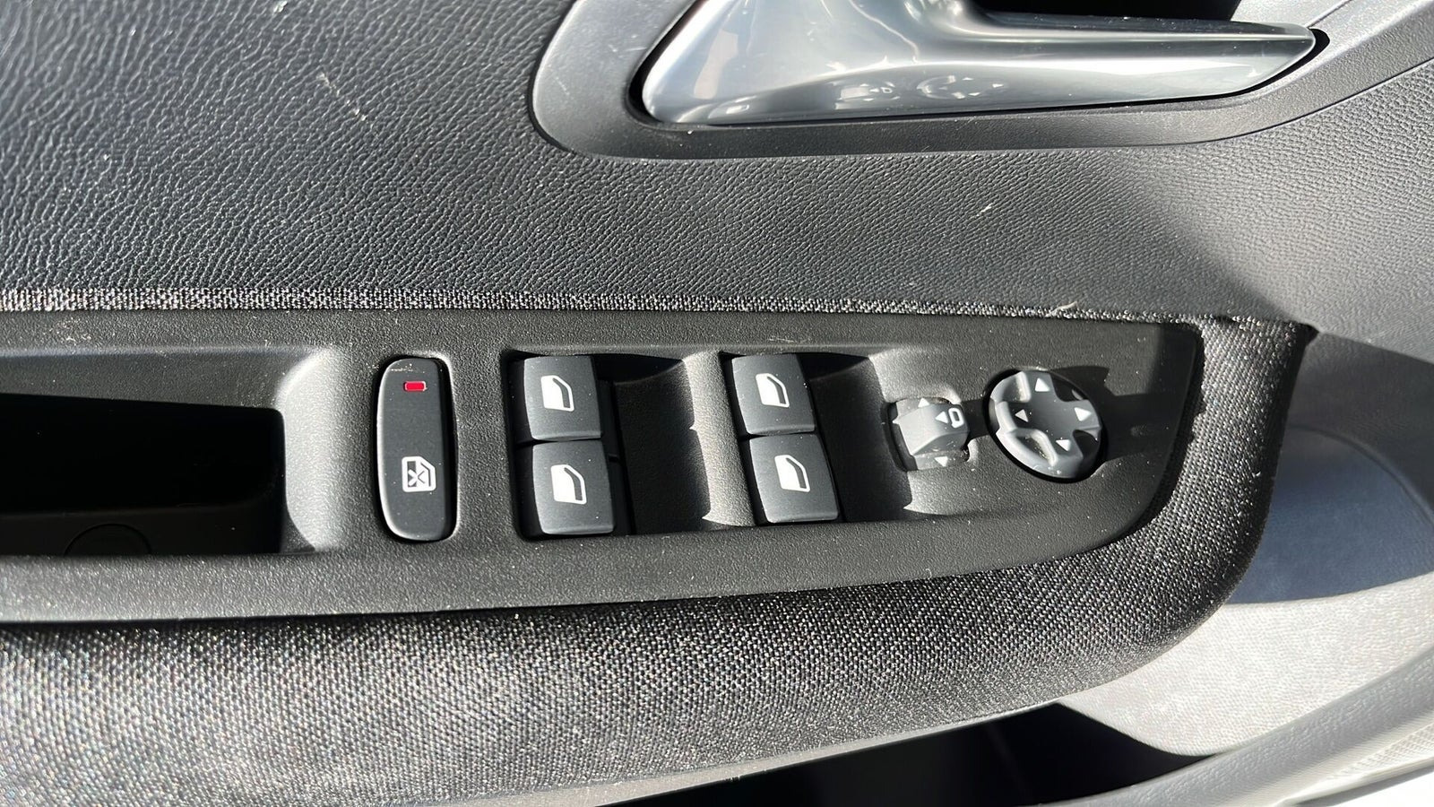 Hvid Peugeot e-208 fra 2022