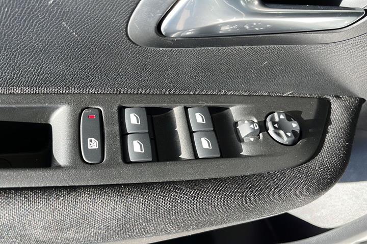 Hvid Peugeot e-208 fra 2022
