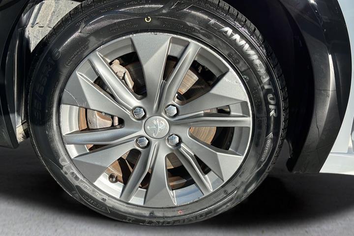 Hvid Peugeot e-208 fra 2022