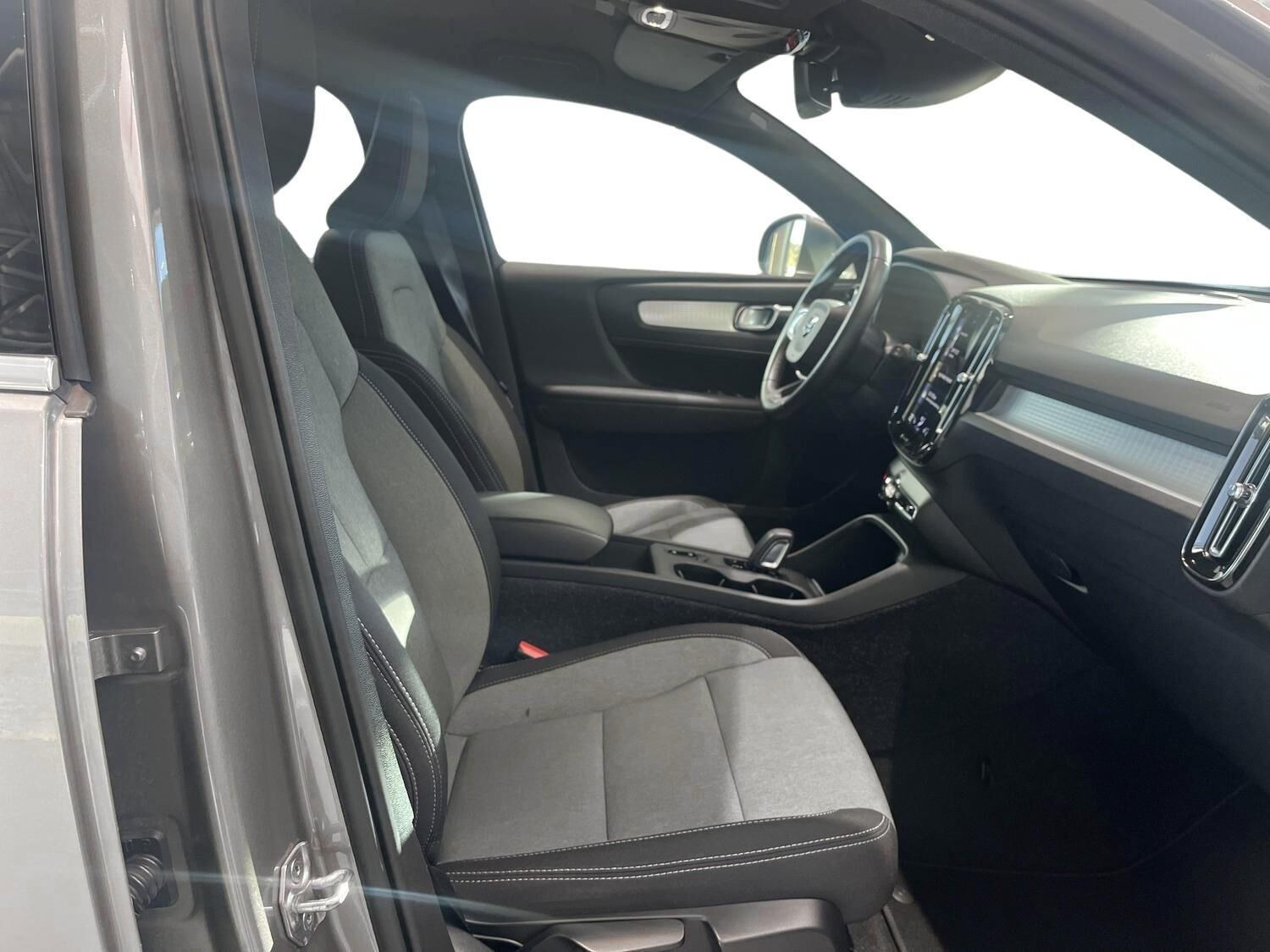 Grå Volvo XC40 fra 2021