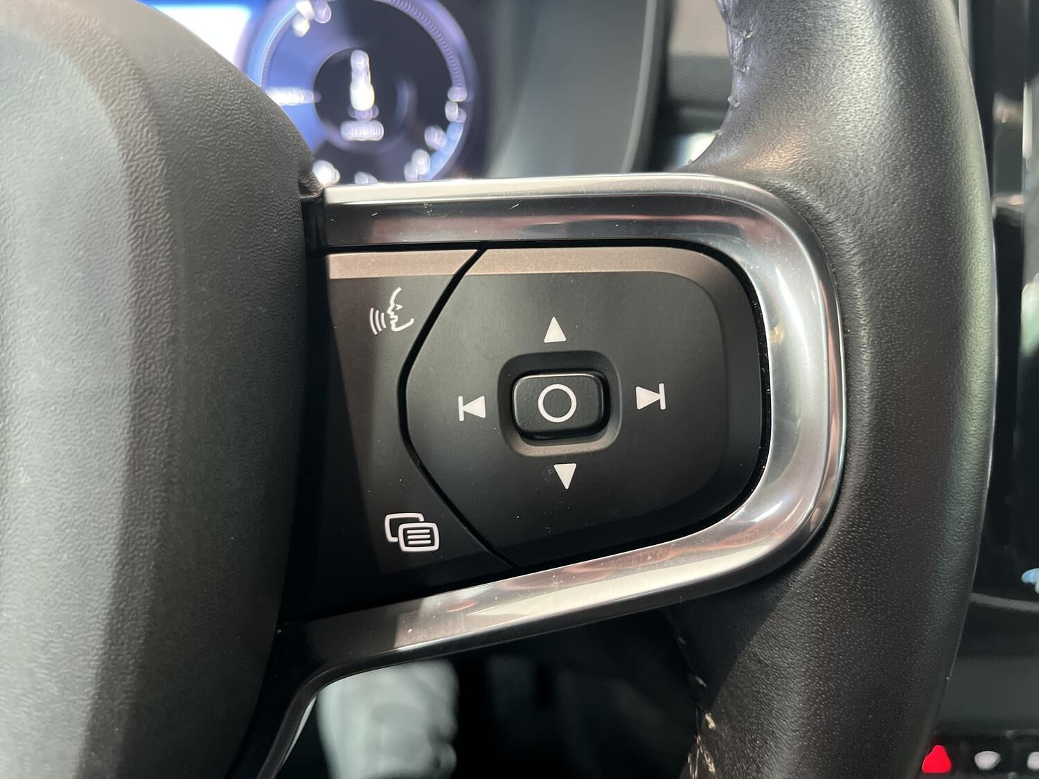 Grå Volvo XC40 fra 2021
