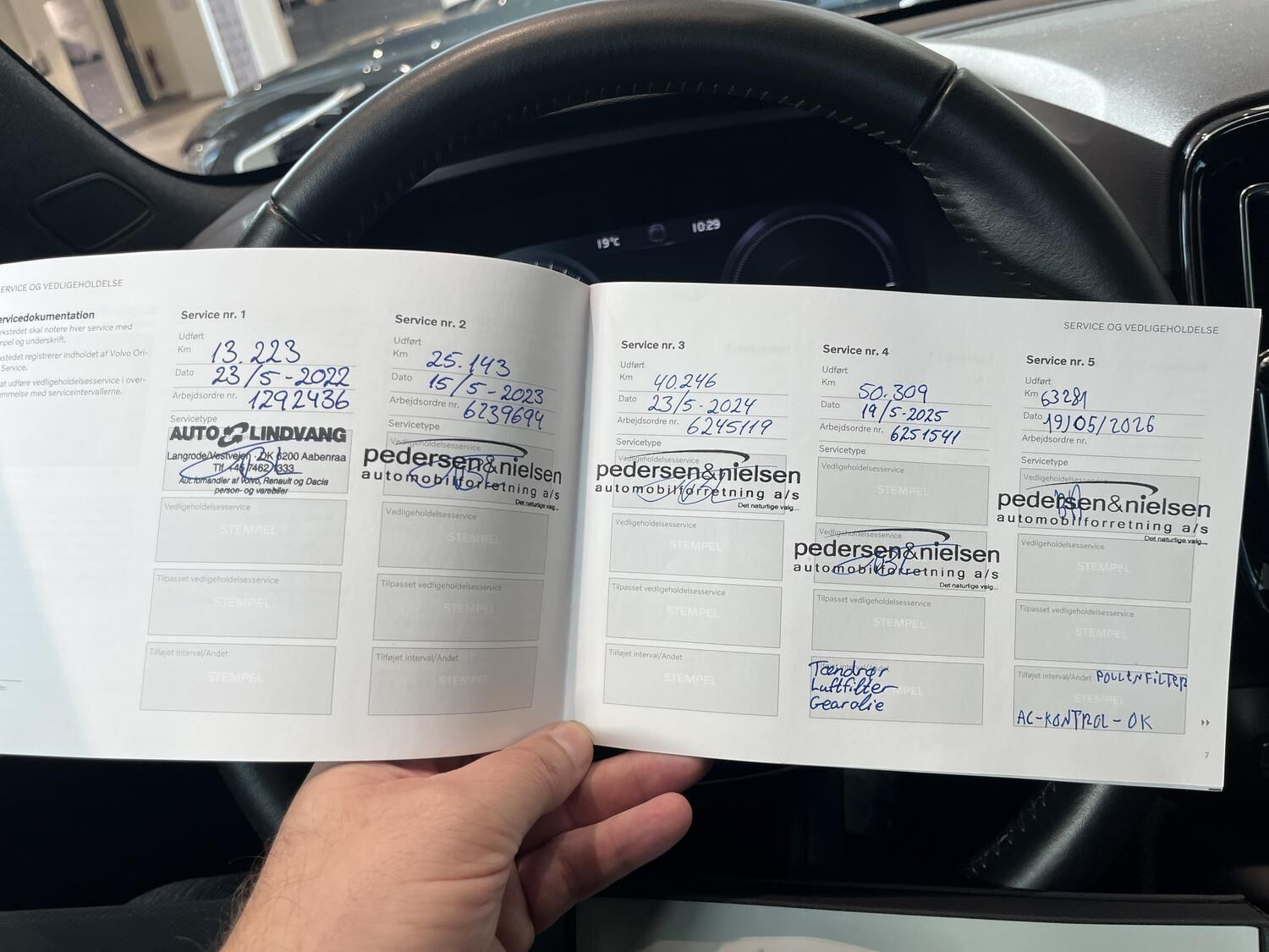 Grå Volvo XC40 fra 2021