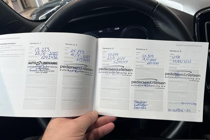 Grå Volvo XC40 fra 2021