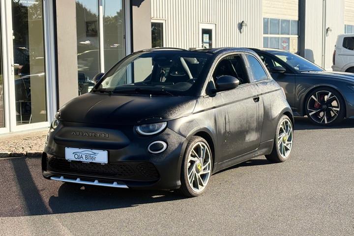 Sort Abarth 500e fra 2024 set udefra