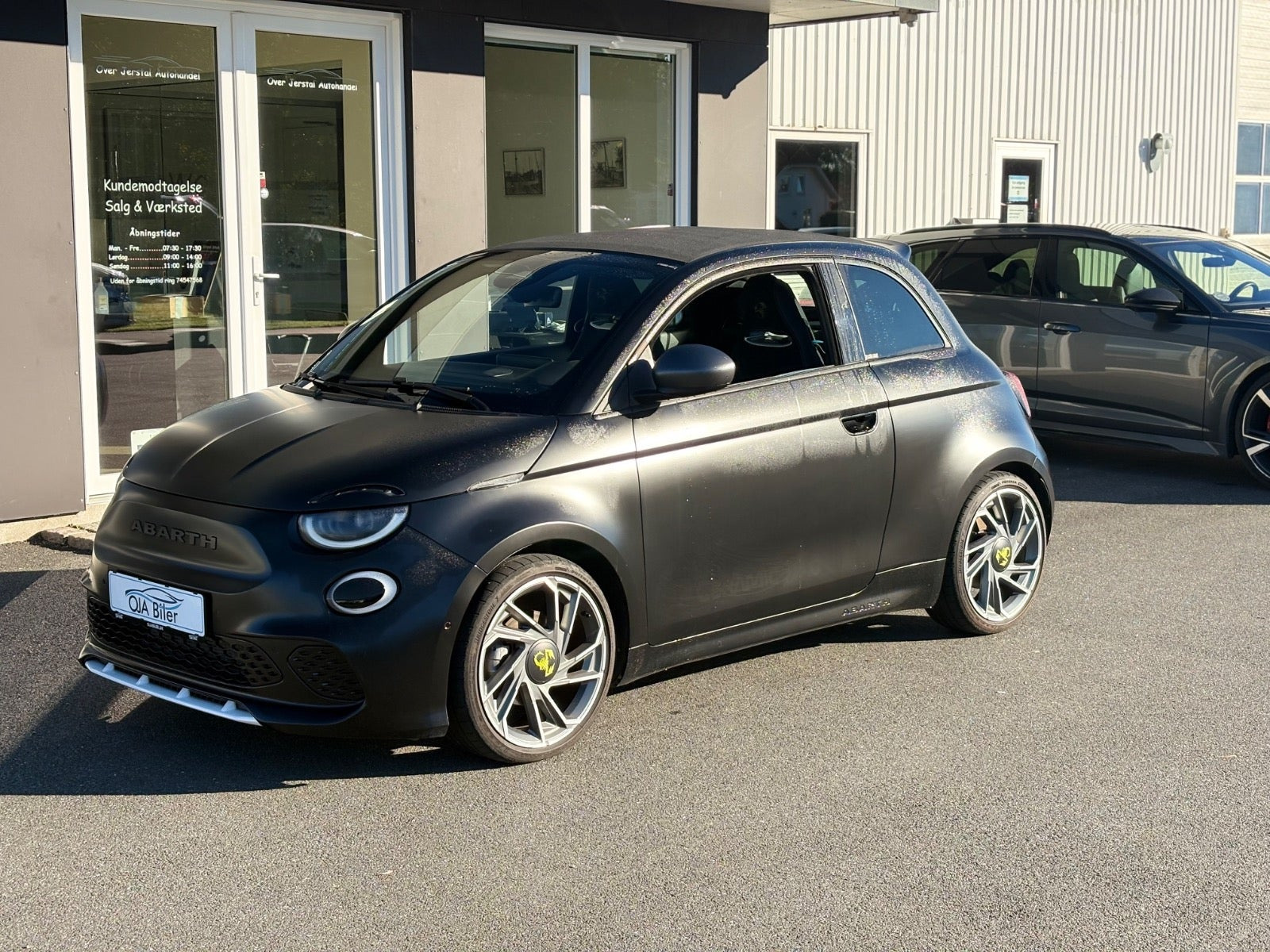 Sort Abarth 500e fra 2024
