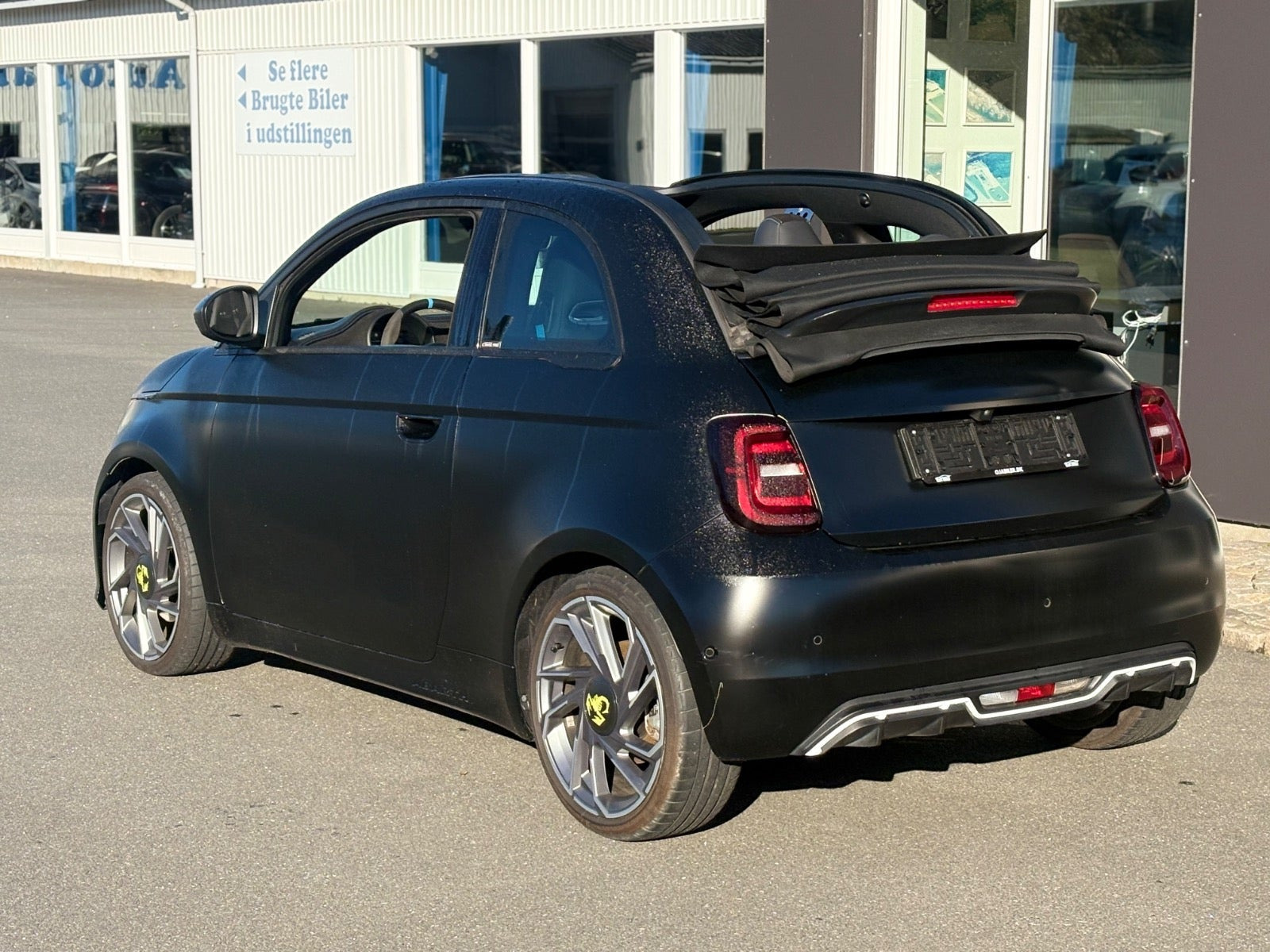 Sort Abarth 500e fra 2024