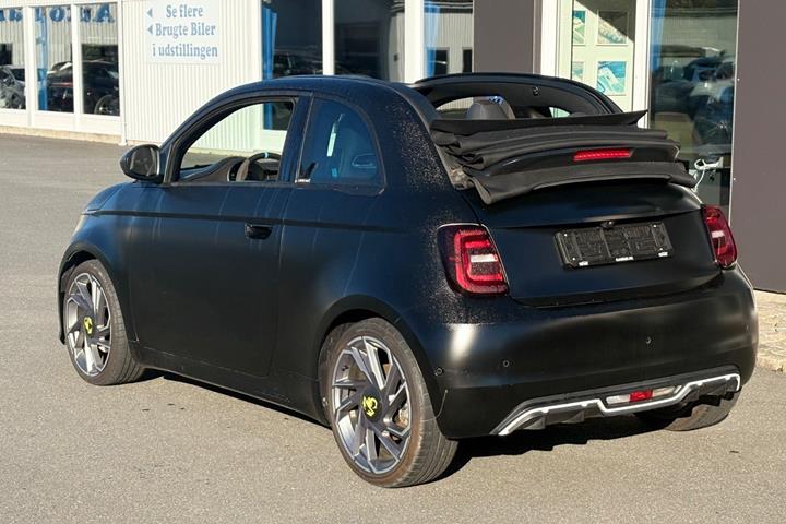 Sort Abarth 500e fra 2024
