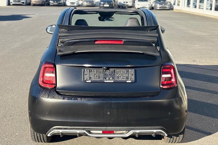 Sort Abarth 500e fra 2024
