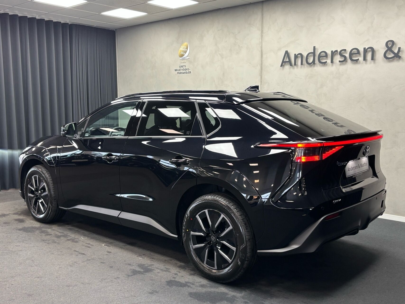Sort Toyota BZ4X fra 2026