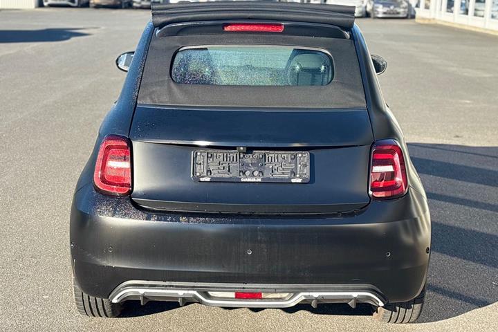 Sort Abarth 500e fra 2024