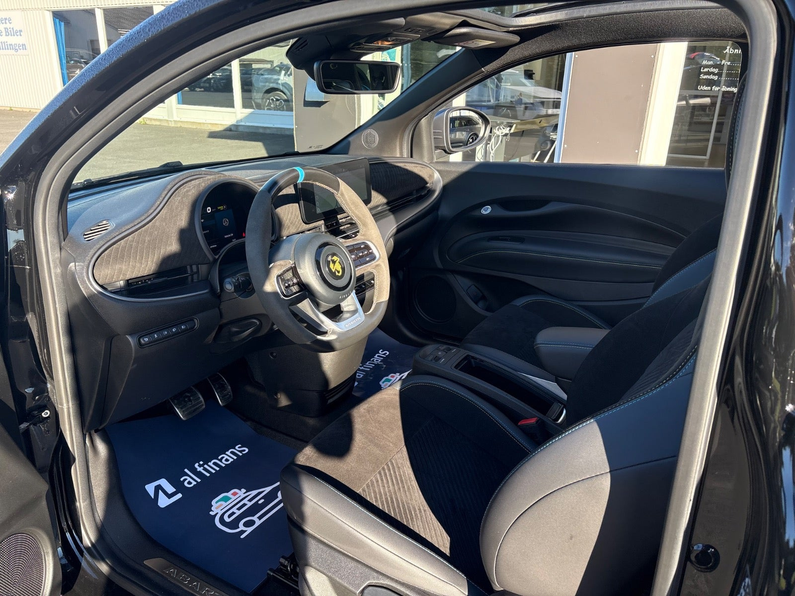 Sort Abarth 500e fra 2024