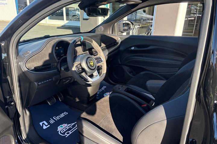 Sort Abarth 500e fra 2024