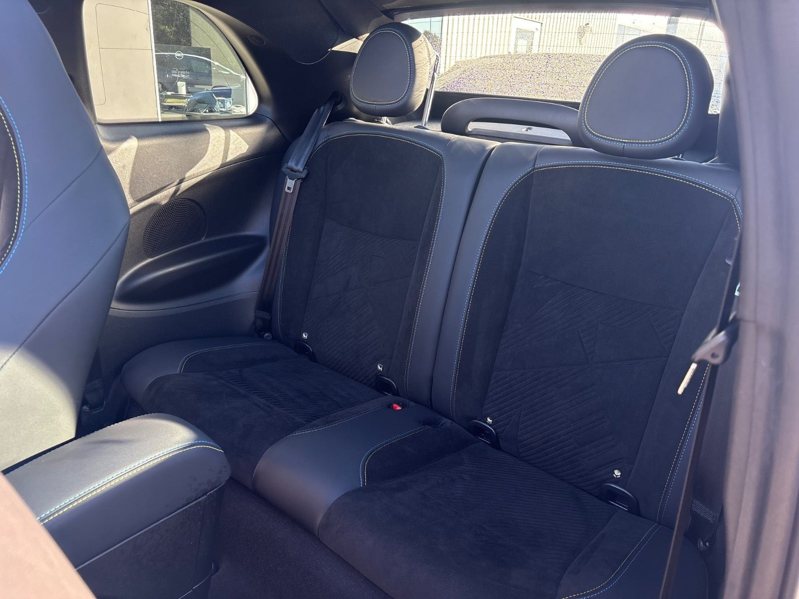 Sort Abarth 500e fra 2024