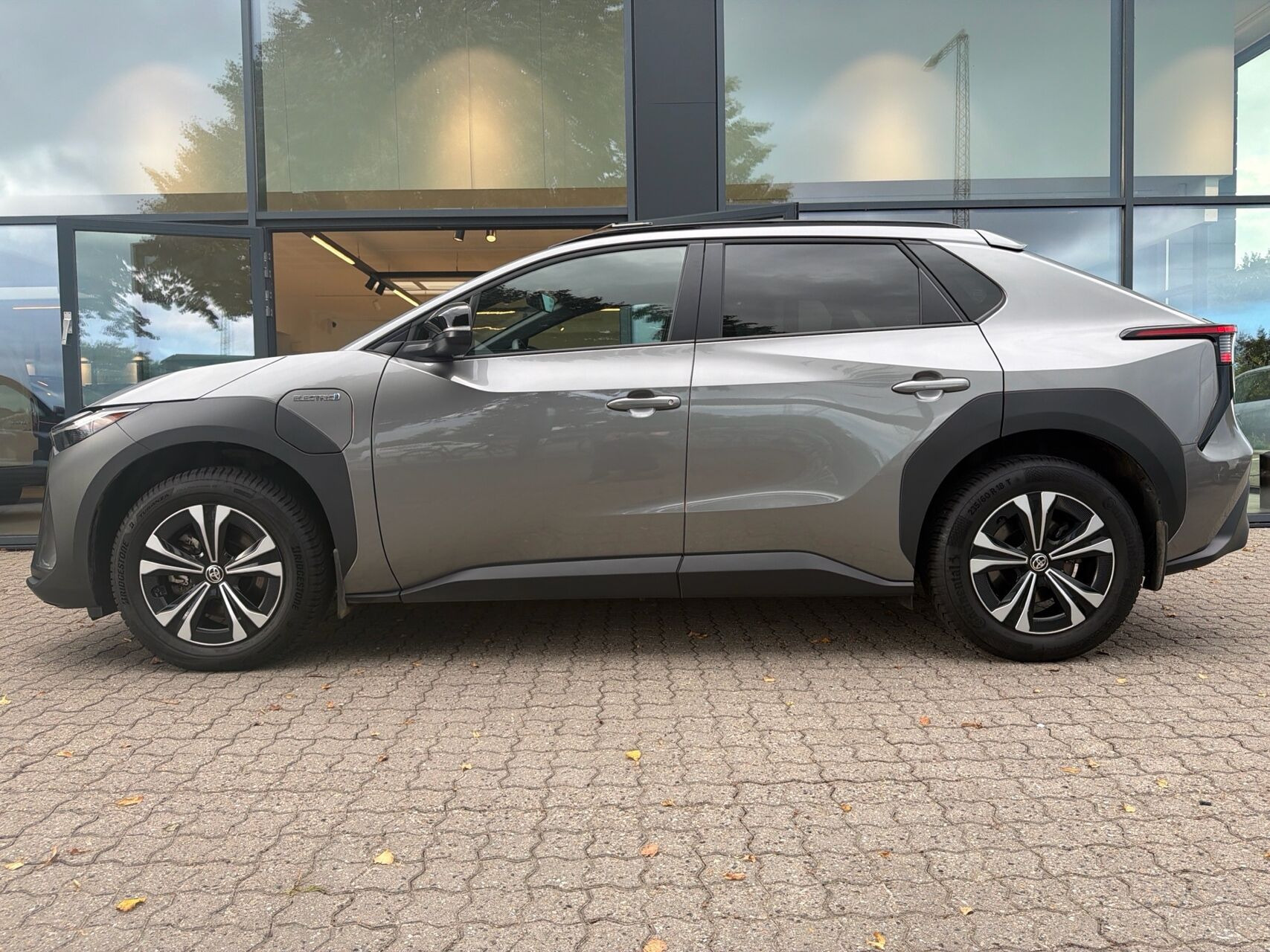 Grå Toyota BZ4X fra 2024