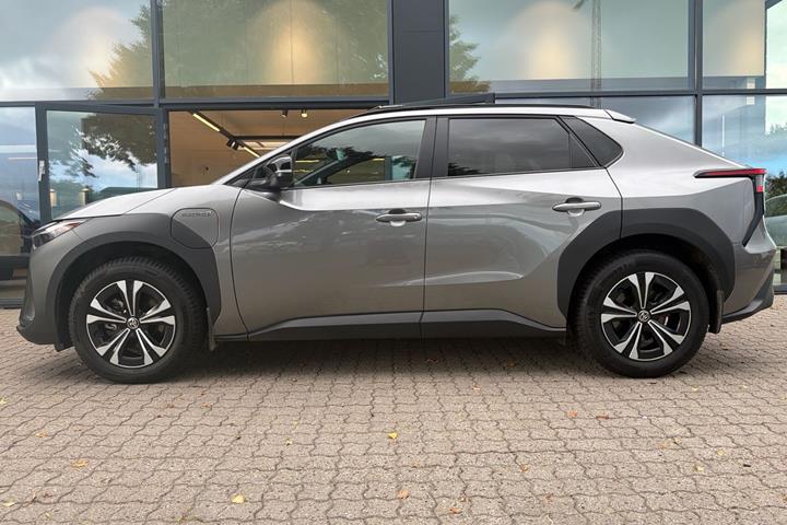 Grå Toyota BZ4X fra 2024