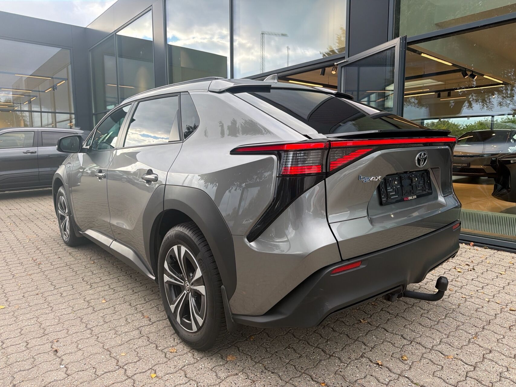 Grå Toyota BZ4X fra 2024
