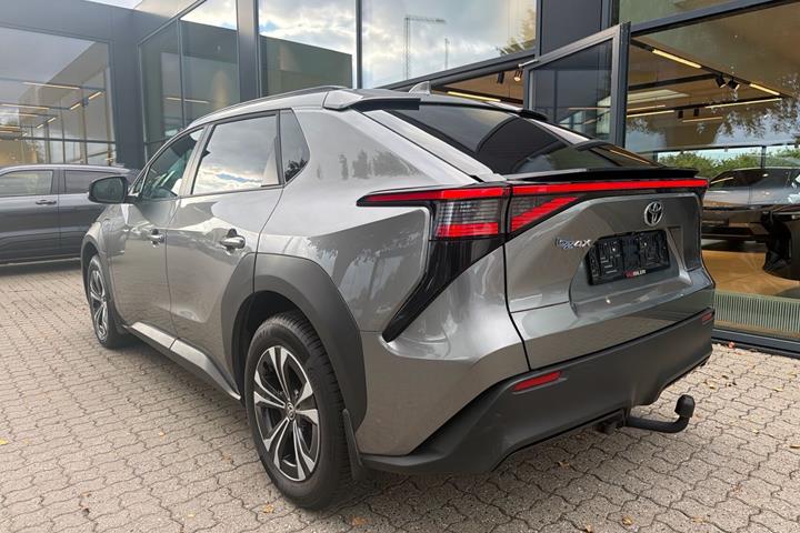 Grå Toyota BZ4X fra 2024