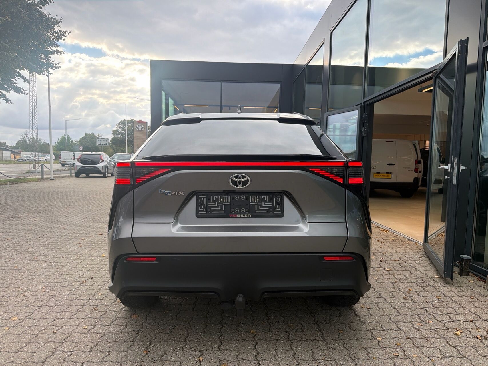 Grå Toyota BZ4X fra 2024