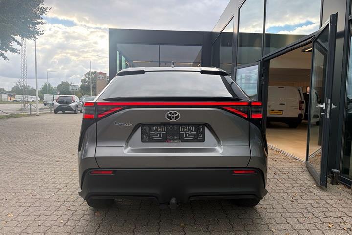 Grå Toyota BZ4X fra 2024