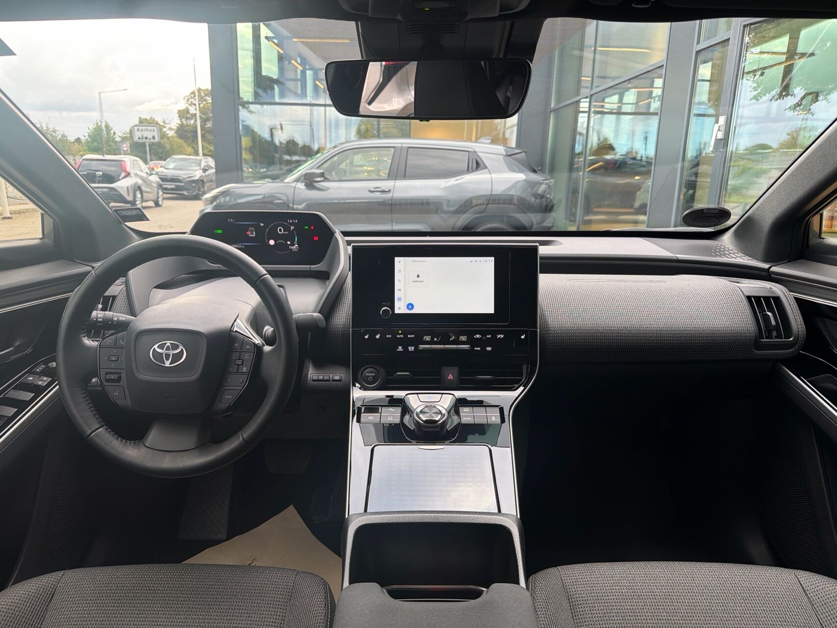 Grå Toyota BZ4X fra 2024