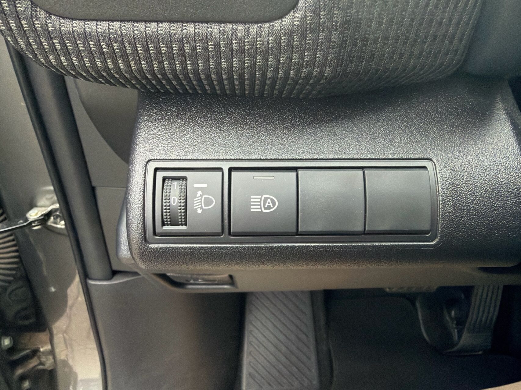 Grå Toyota BZ4X fra 2024