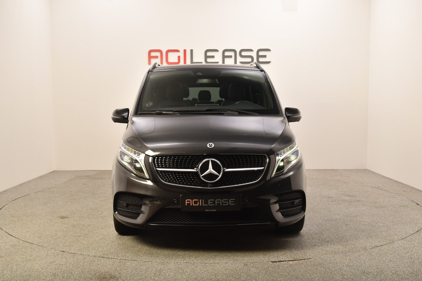 Grå Mercedes V300 d fra 2021