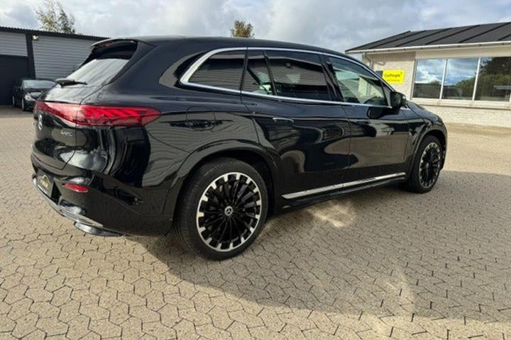 Sort Mercedes EQS450 SUV fra 2023