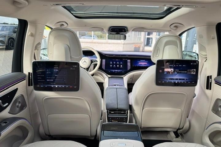 Sort Mercedes EQS450 SUV fra 2023