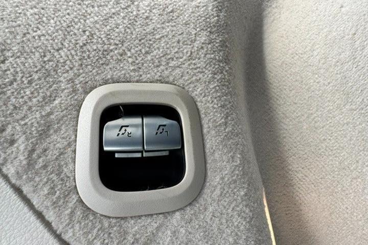 Sort Mercedes EQS450 SUV fra 2023