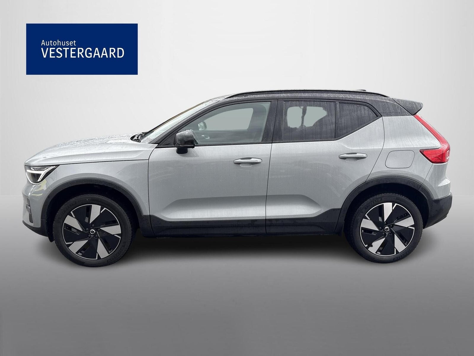 Grå Volvo XC40 fra 2024