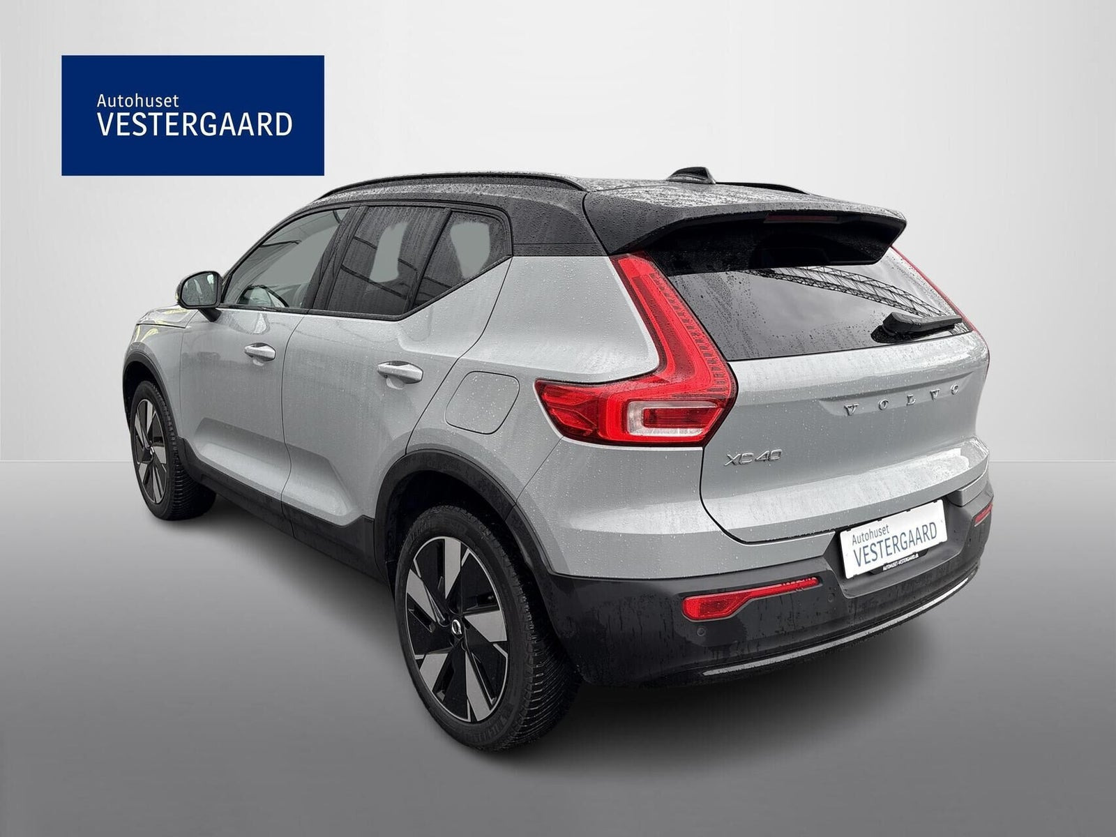 Grå Volvo XC40 fra 2024