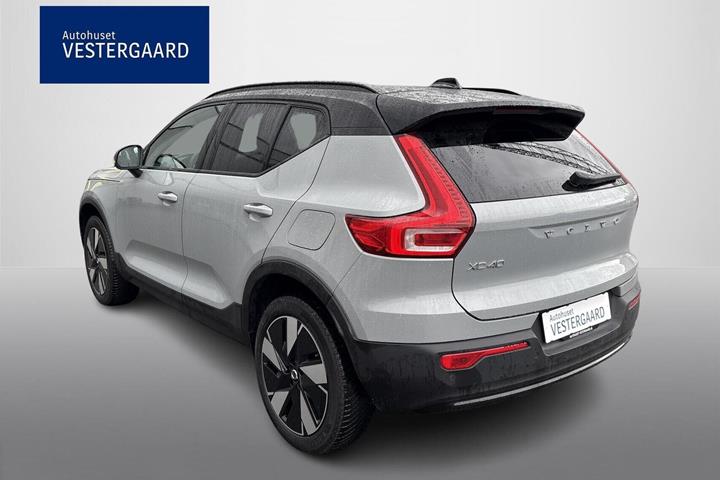 Grå Volvo XC40 fra 2024