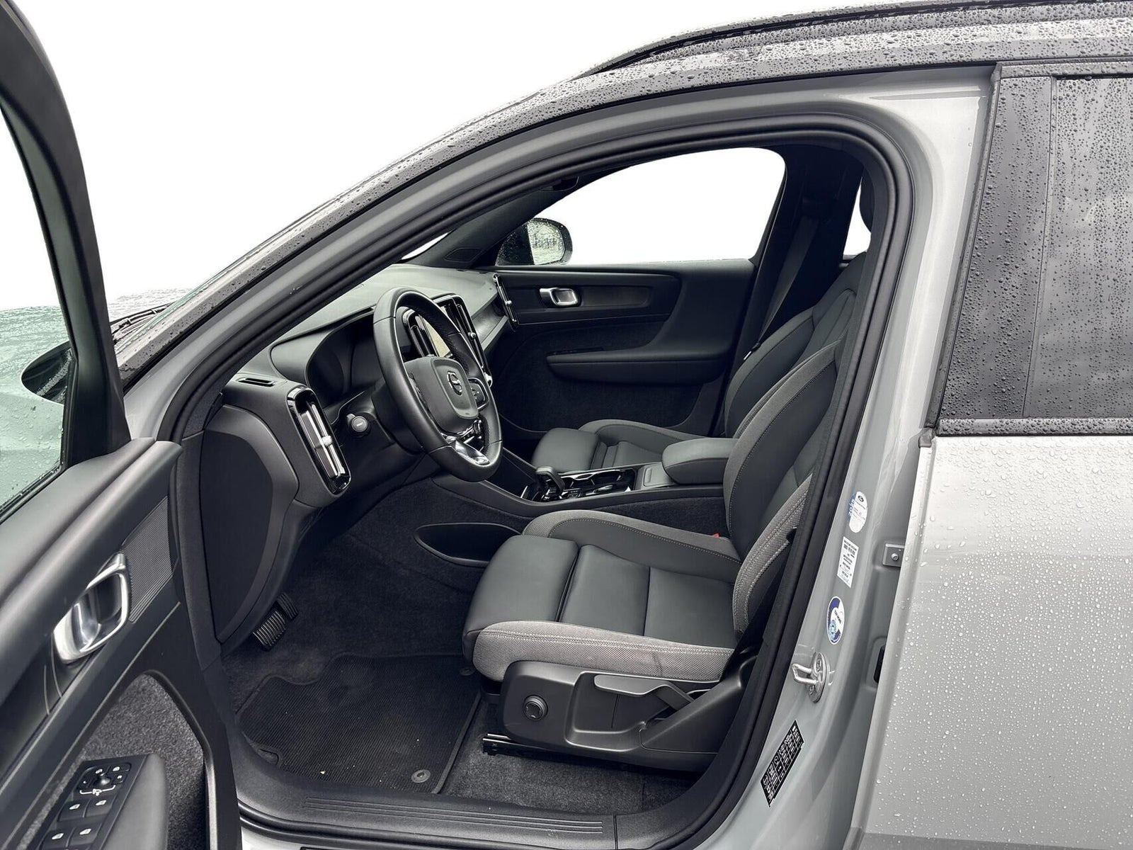Grå Volvo XC40 fra 2024
