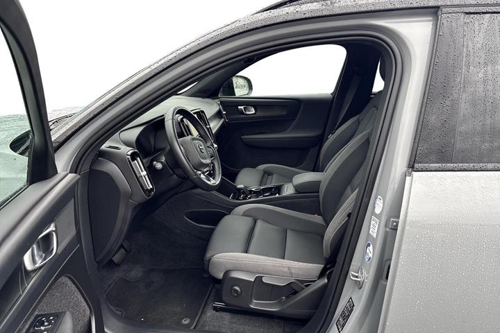 Grå Volvo XC40 fra 2024