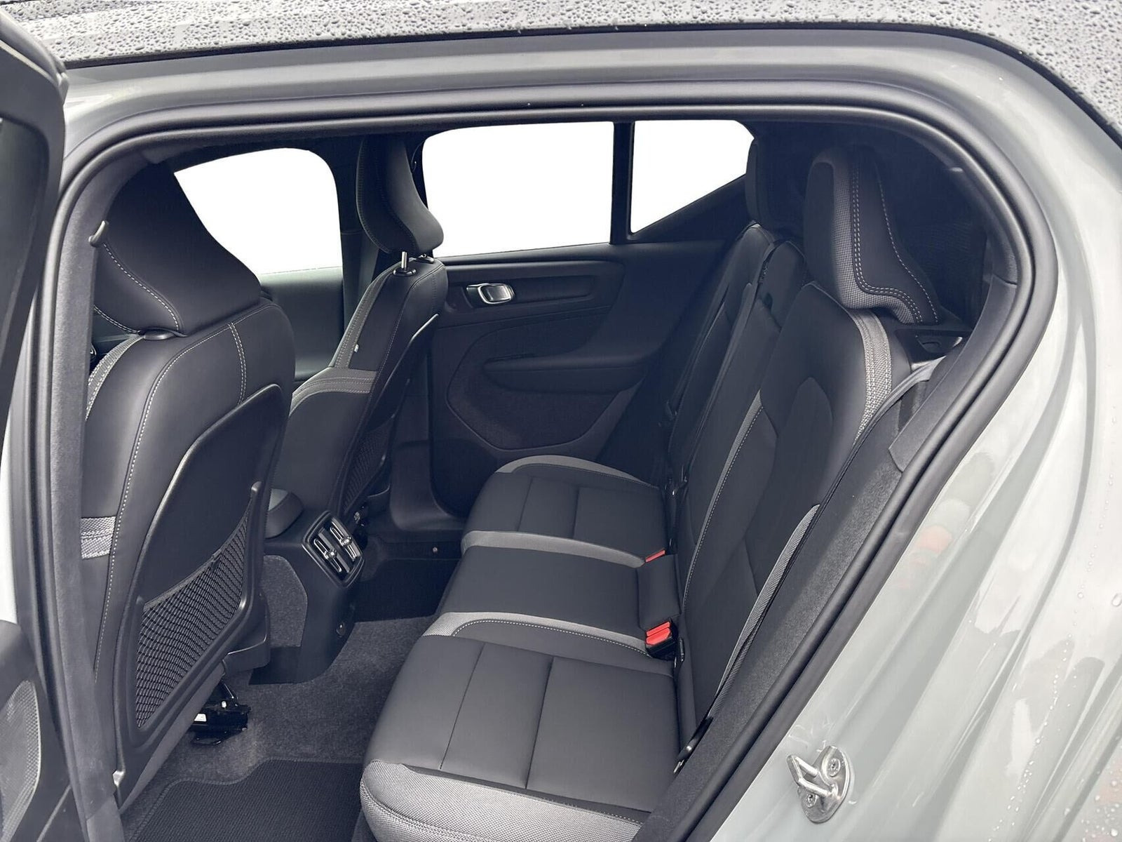 Grå Volvo XC40 fra 2024