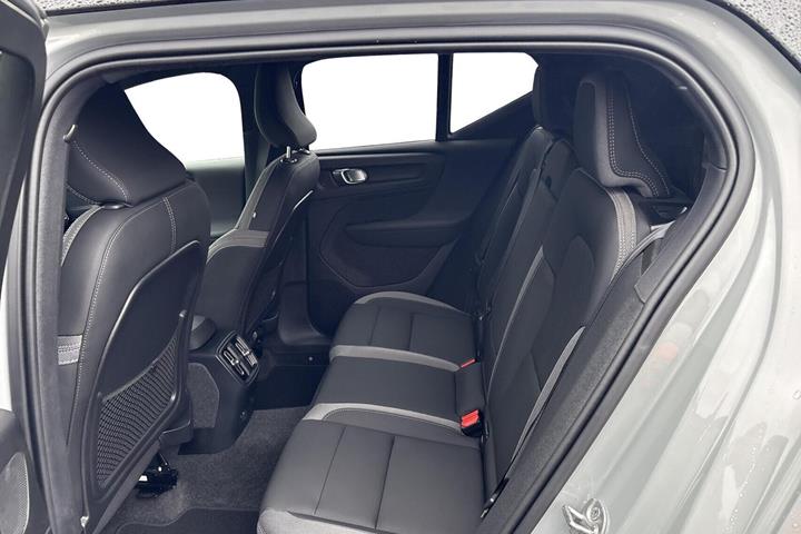 Grå Volvo XC40 fra 2024