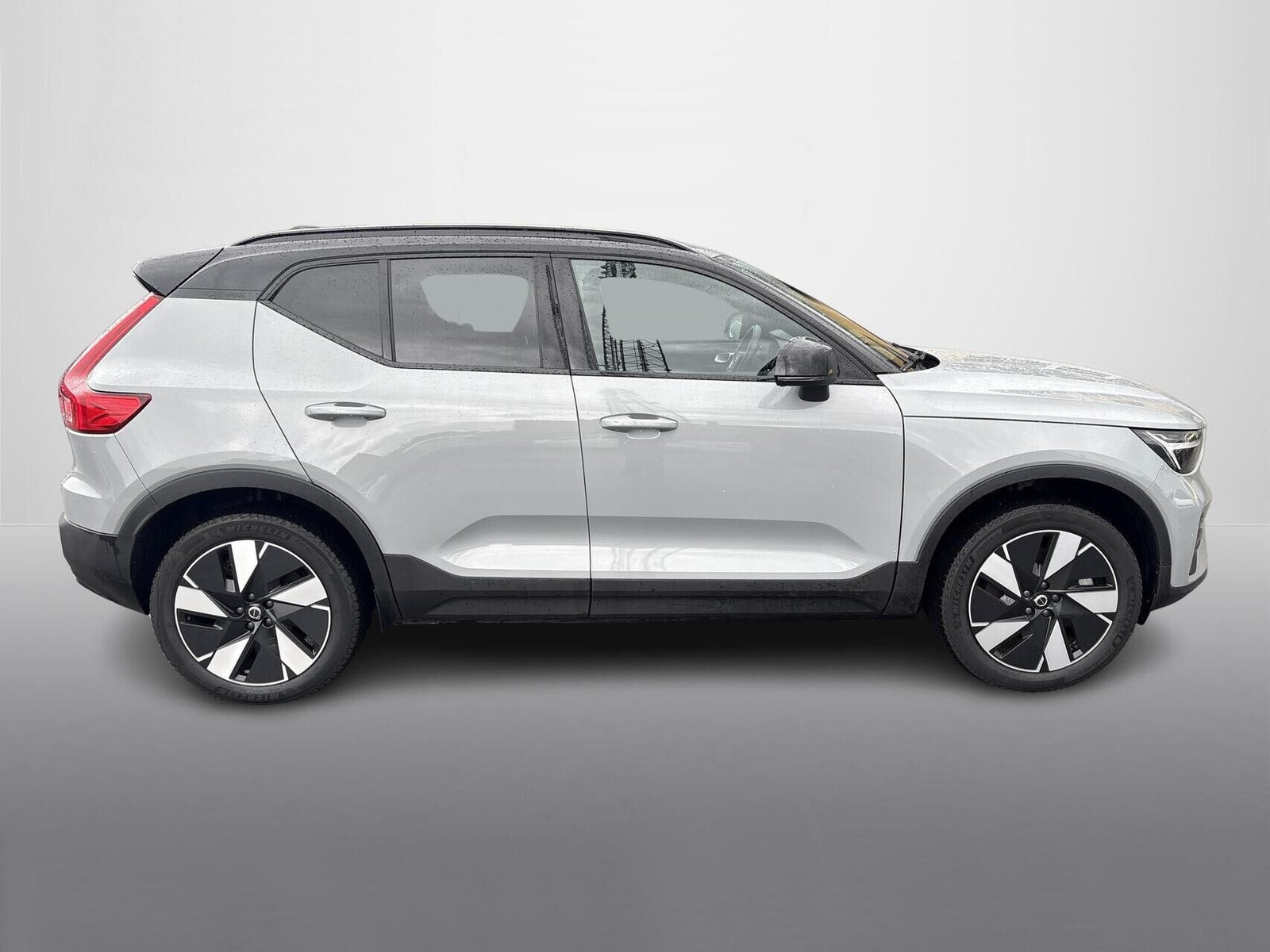 Grå Volvo XC40 fra 2024