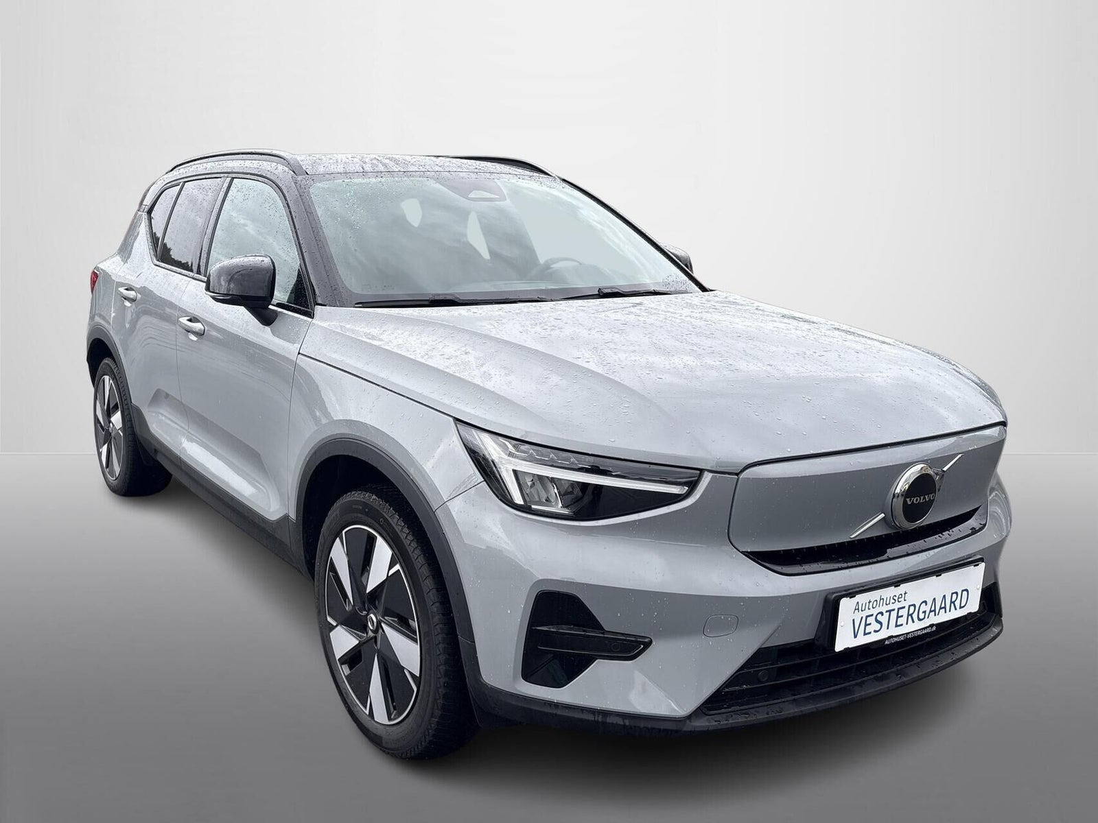 Grå Volvo XC40 fra 2024