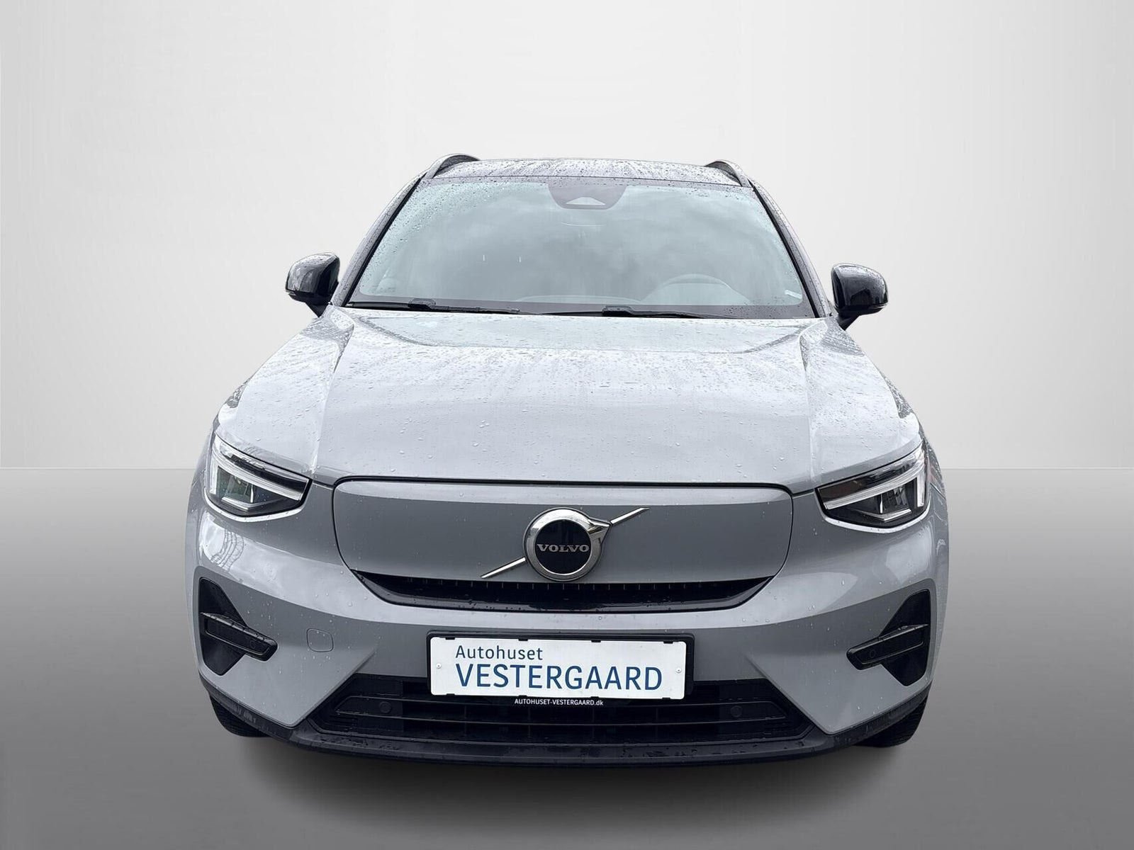 Grå Volvo XC40 fra 2024