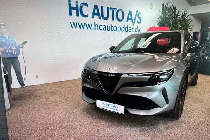 Grå Alfa Romeo Junior fra 2025