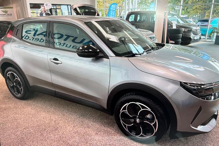Grå Alfa Romeo Junior fra 2025