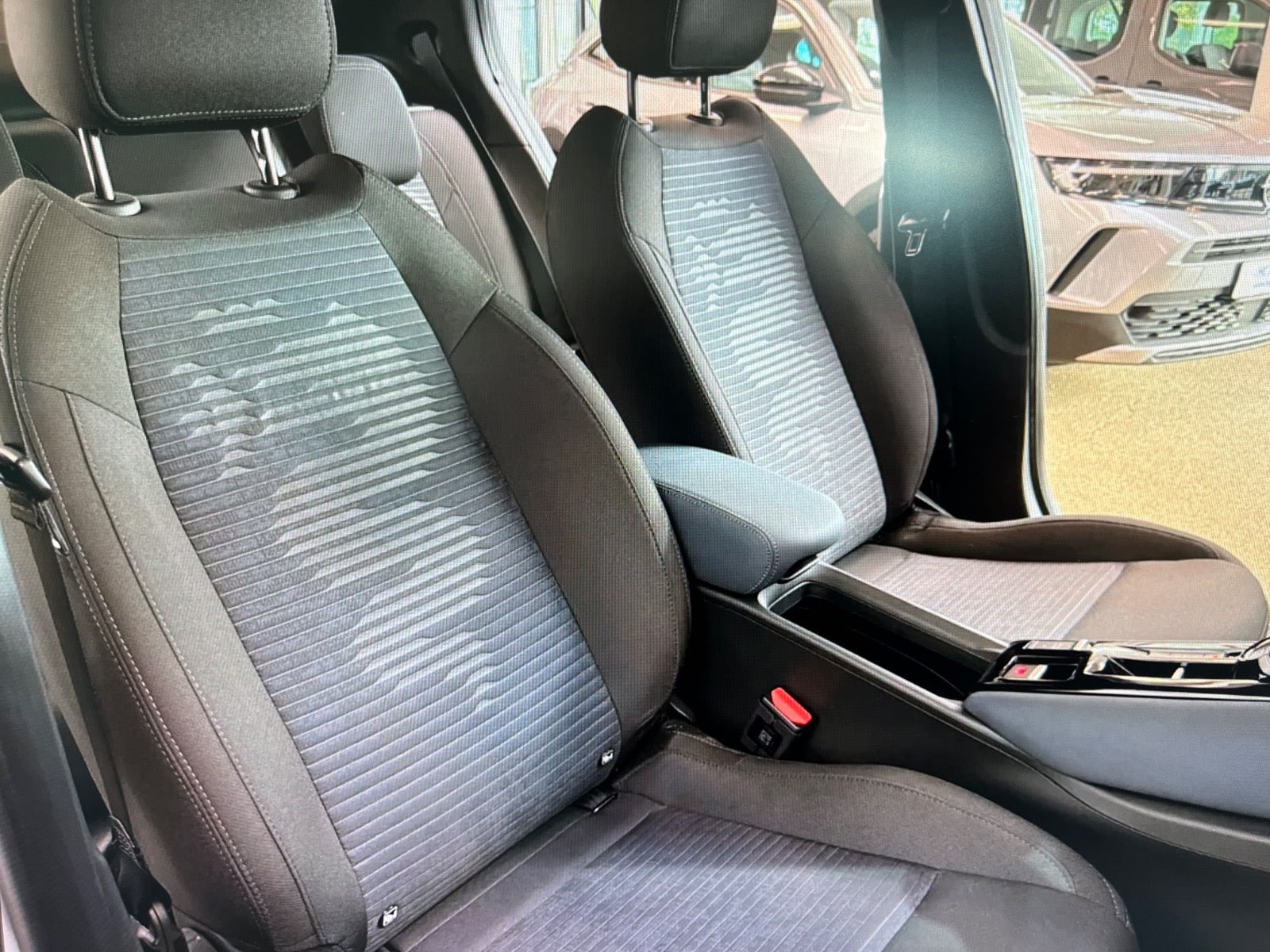 Grå Alfa Romeo Junior fra 2025