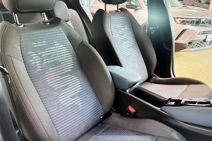 Grå Alfa Romeo Junior fra 2025