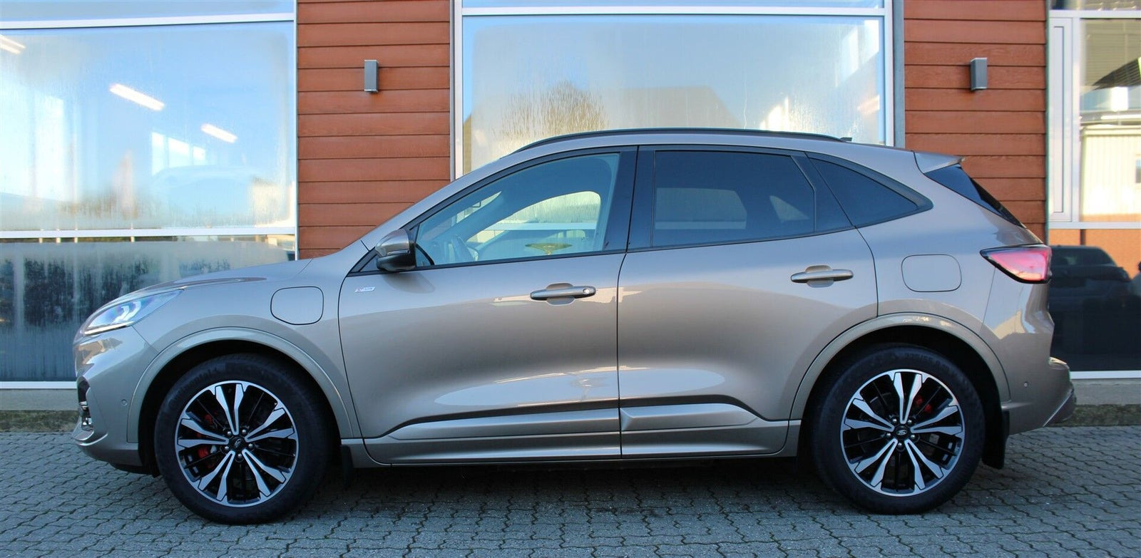 Orange Ford Kuga fra 2020