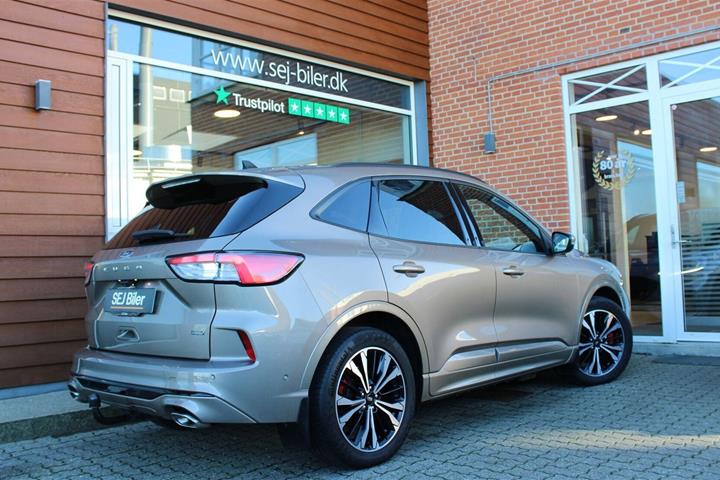 Orange Ford Kuga fra 2020