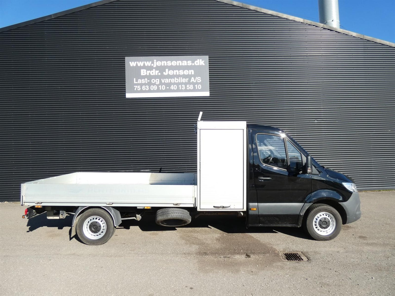 Sort Mercedes Sprinter 317 fra 2022
