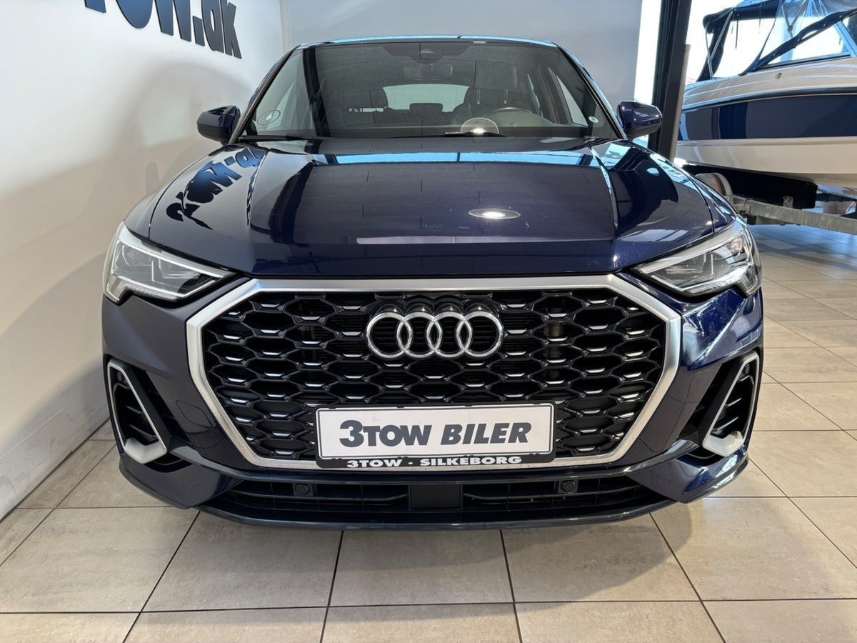 Blå Audi Q3 fra 2021