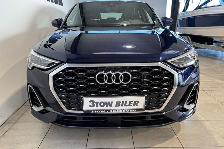 Blå Audi Q3 fra 2021