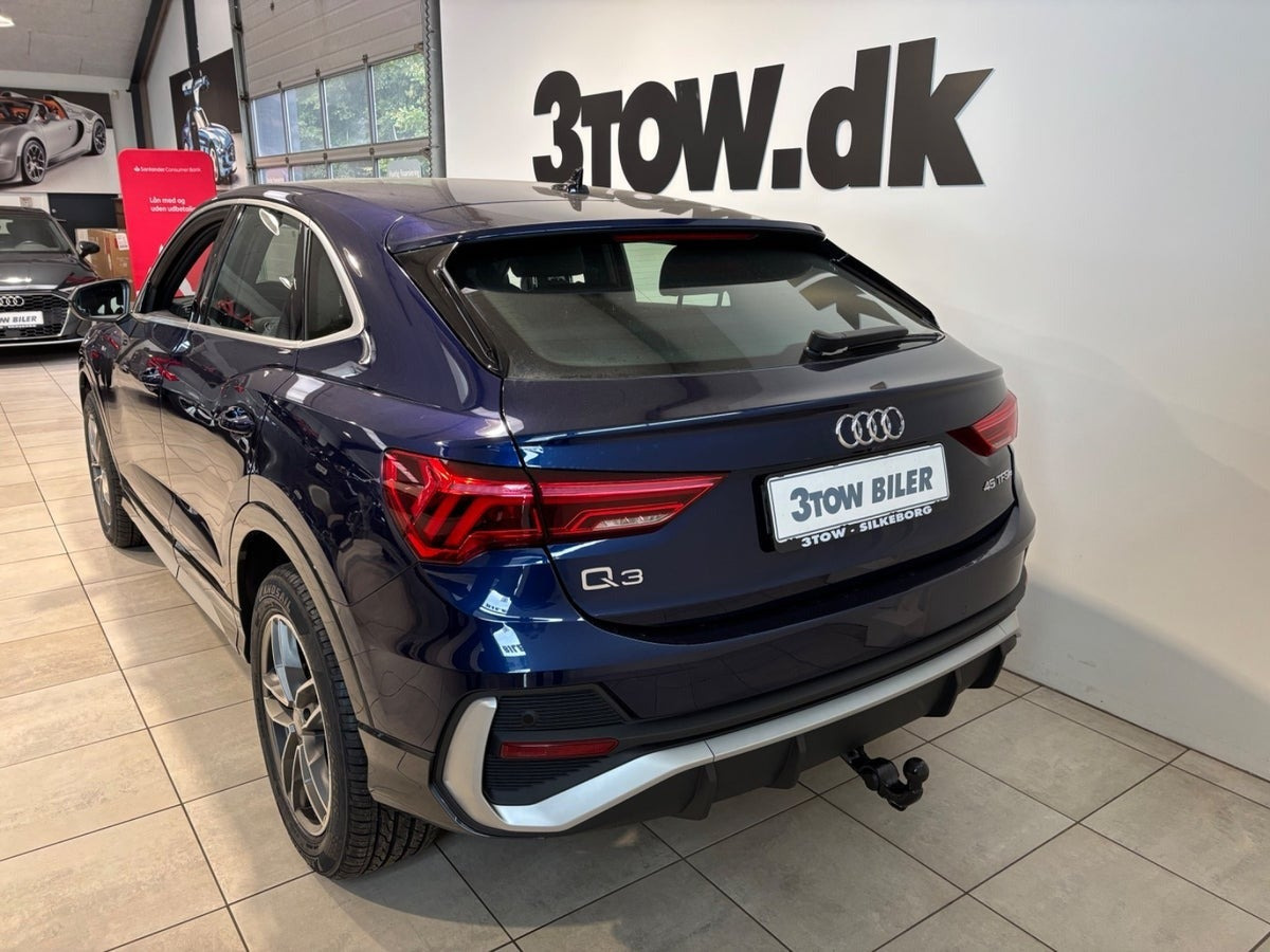 Blå Audi Q3 fra 2021